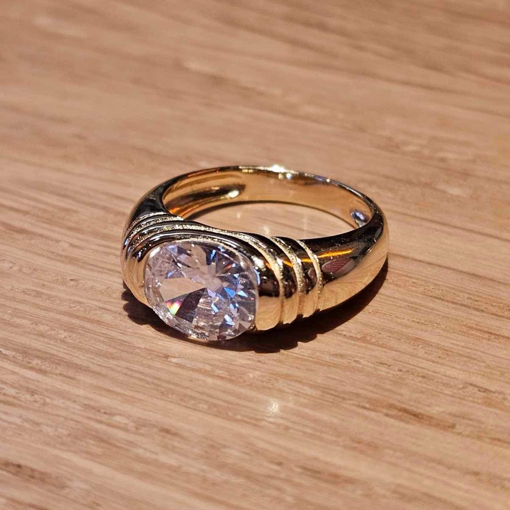 Heirloom ring in light gold hardware (sterling silver) in size 7. Clear crystal